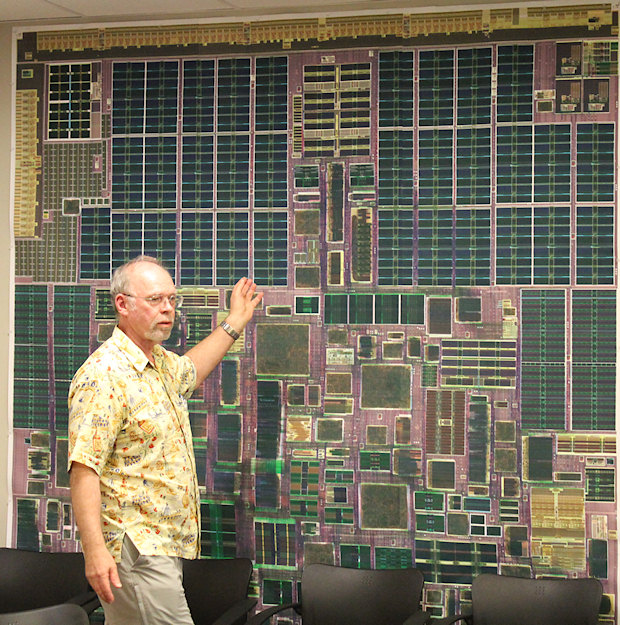 Исполнительный директор VIA Гленн Генри (Glenn Henry) около фотографии ядра Nano